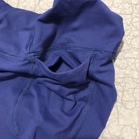 Under armor dark blue leggings size M.     A251 - Picture 7 of 8